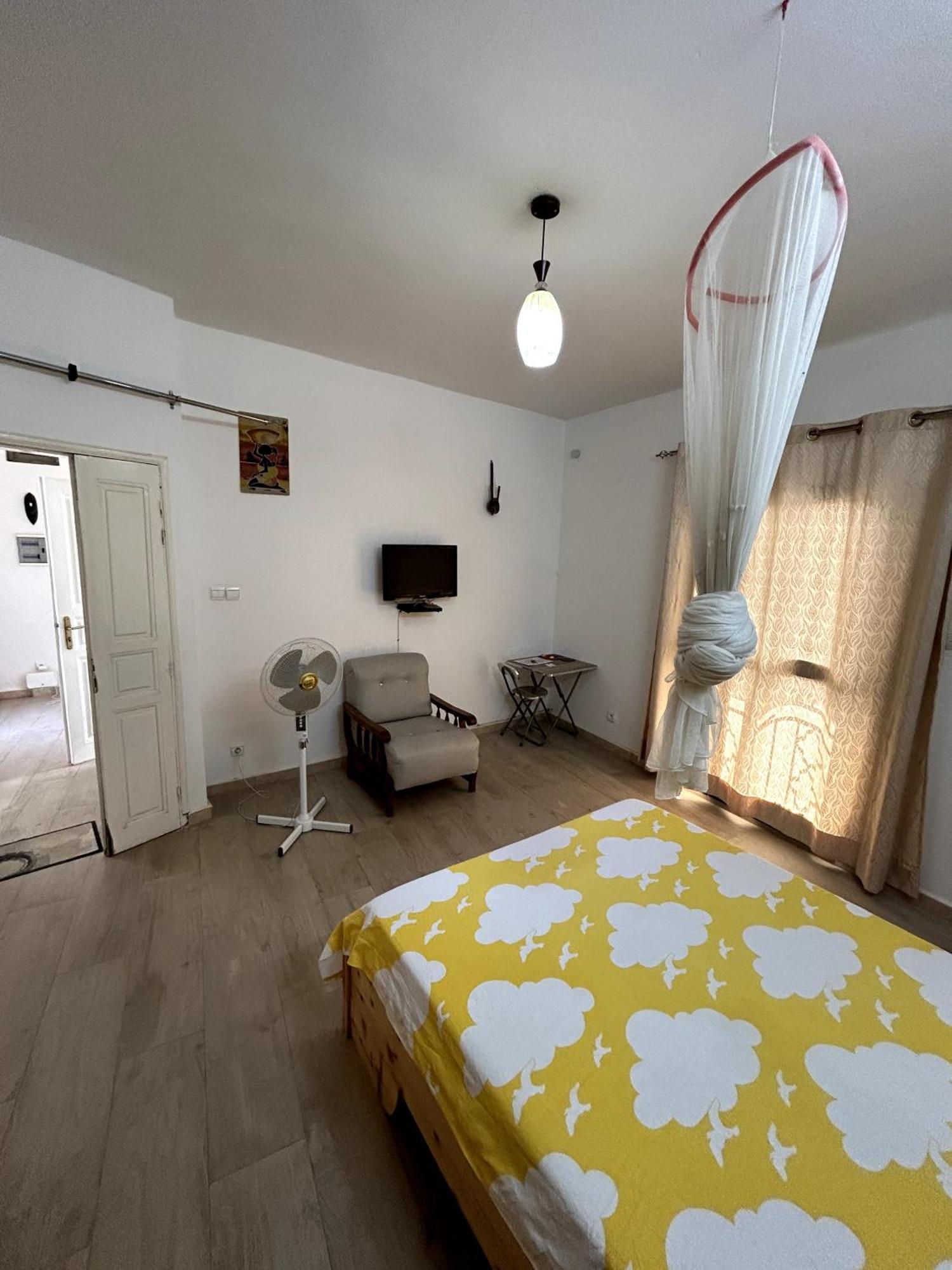 Chambre Spacieuse Avec Balcon - Salle De Bain Exterieure Privee & Breakfast Сент Луис Екстериор снимка